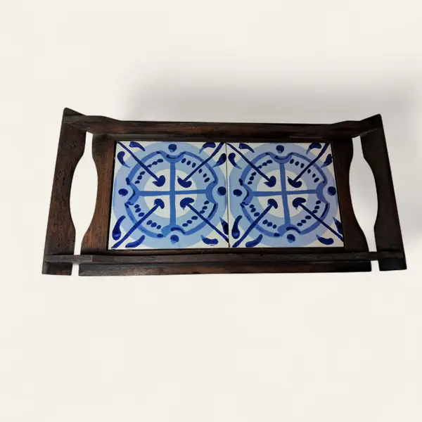 Foto de um(a) Azulejo Modernista, da categoria de Bandejas. Bandeja com bordas e alça em madeira e dois azulejos do arquiteto modernista Anisio Medeiros (1922 -2003). Padrão de... Mostrado de uma perspectiva diferente. Vendido no marketplace Trésors.