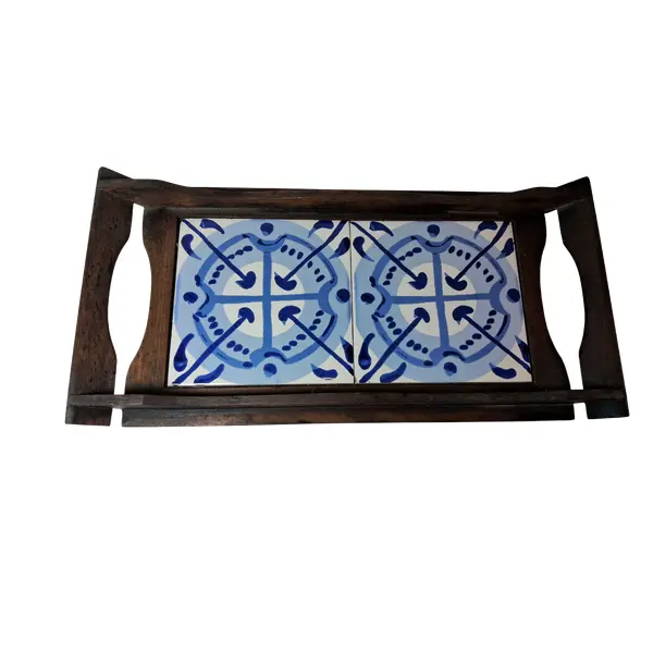 Foto de um(a) Azulejo Modernista, da categoria de Bandejas. Bandeja com bordas e alça em madeira e dois azulejos do arquiteto modernista Anisio Medeiros (1922 -2003). Padrão de... Vendido no marketplace Trésors.