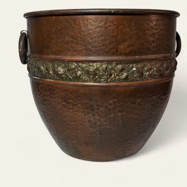 Foto de um(a) Cachepot em cobre, da categoria de Cachepot. Cachepot em cobre com barra adornada com flores e argolas laterais para sustentação. Muito bem conservada. Início do séc. XX. Mostrado de uma perspectiva diferente. Vendido no marketplace Trésors.