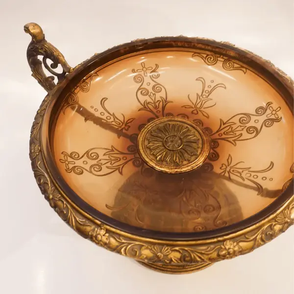 Foto de um(a) CENTRO DE MESA ART NOUVEAU EM RESINA, da categoria de Centro de mesa. Este impressionante centro de mesa é uma peça única, feita de uma combinação encantadora de madeira, resina e acrílico. É... Mostrado de uma perspectiva diferente. Vendido no marketplace Trésors.