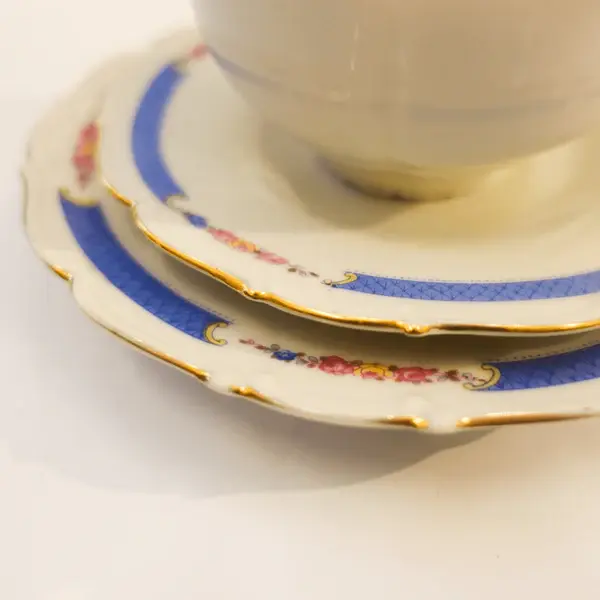 Foto de um(a) Trio de chá em Porcelana da Tchecoslováquia, da categoria de Conjuntos de café e chá. Este gracioso trio de chá em porcelana da Checoslováquia é uma verdadeira expressão de elegância e refinamento. Composto por... Mostrado de uma perspectiva diferente. Vendido no marketplace Trésors.
