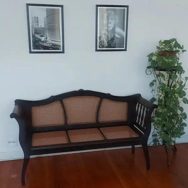 Foto de um(a) Namoradeira - Estilo Império Assento em Palhinha Sintética, da categoria de Sofás. Antiga Namoradeira - Estilo Império Assento em Palhinha SintéticaMedidas: altura 85 cm x comprimento 1,46 cm x 45 cm de... Mostrado de uma perspectiva diferente. Vendido no marketplace Trésors.