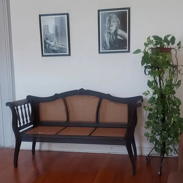 Foto de um(a) Namoradeira - Estilo Império Assento em Palhinha Sintética, da categoria de Sofás. Antiga Namoradeira - Estilo Império Assento em Palhinha SintéticaMedidas: altura 85 cm x comprimento 1,46 cm x 45 cm de... Mostrado de uma perspectiva diferente. Vendido no marketplace Trésors.