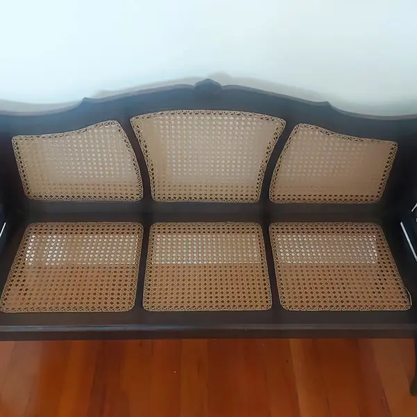 Foto de um(a) Namoradeira - Estilo Império Assento em Palhinha Sintética, da categoria de Sofás. Antiga Namoradeira - Estilo Império Assento em Palhinha SintéticaMedidas: altura 85 cm x comprimento 1,46 cm x 45 cm de... Mostrado de uma perspectiva diferente. Vendido no marketplace Trésors.