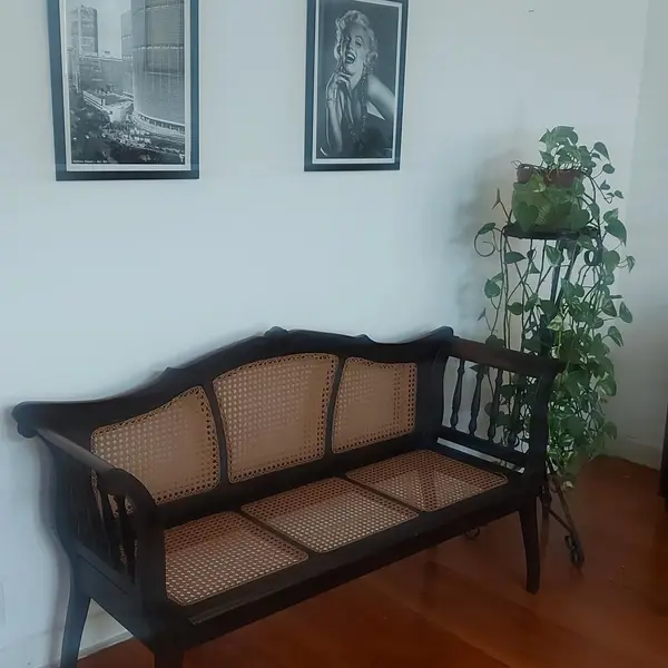 Foto de um(a) Namoradeira - Estilo Império Assento em Palhinha Sintética, da categoria de Sofás. Antiga Namoradeira - Estilo Império Assento em Palhinha SintéticaMedidas: altura 85 cm x comprimento 1,46 cm x 45 cm de... Mostrado de uma perspectiva diferente. Vendido no marketplace Trésors.