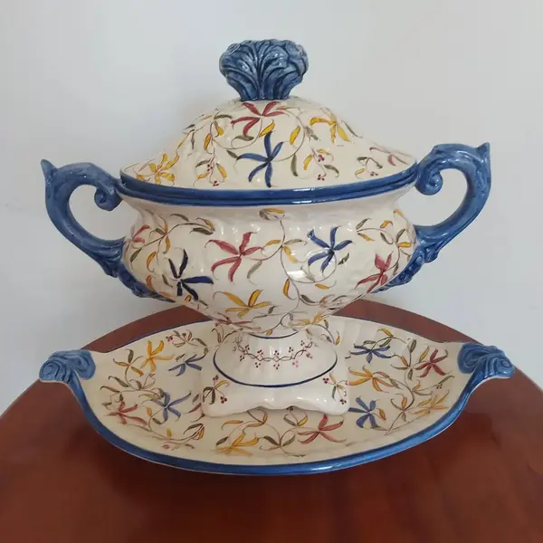 Foto de um(a) Sopeira com presentoir, da categoria de Terrinas de sopa. Linda e antiga sopeira com presentoir de porcelana pintada a mão Medidas: sopeira 29 cm altura x 33 cm x 12 cm largura... Mostrado de uma perspectiva diferente. Vendido no marketplace Trésors.