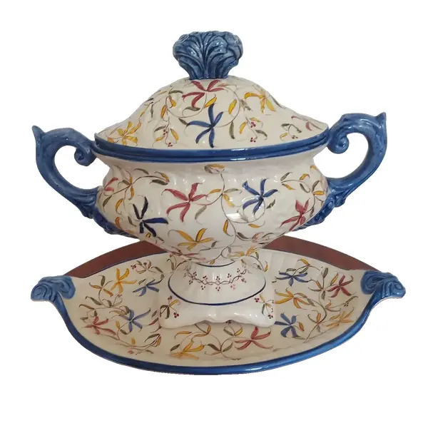 Foto de um(a) Sopeira com presentoir, da categoria de Terrinas de sopa. Linda e antiga sopeira com presentoir de porcelana pintada a mão Medidas: sopeira 29 cm altura x 33 cm x 12 cm largura... Vendido no marketplace Trésors.