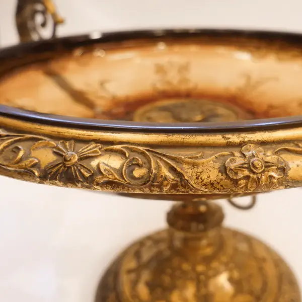 Foto de um(a) CENTRO DE MESA ART NOUVEAU EM RESINA, da categoria de Centro de mesa. Este impressionante centro de mesa é uma peça única, feita de uma combinação encantadora de madeira, resina e acrílico. É... Mostrado de uma perspectiva diferente. Vendido no marketplace Trésors.