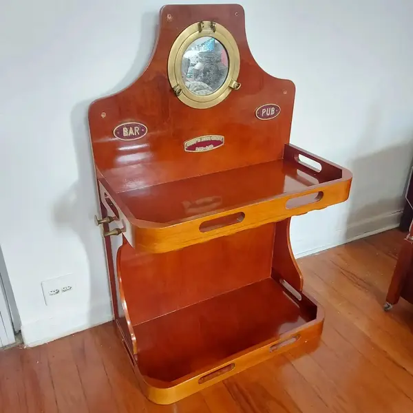 Foto de um(a) Bar antigo em madeira, da categoria de Bares. Belíssimo bar antigo em madeira com detalhes em bronze. Peça super bacana para quem gosta de decoração náutica.Espelho... Mostrado de uma perspectiva diferente. Vendido no marketplace Trésors.