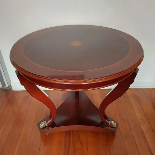 Foto de um(a) Mesa lateral redonda com marchetaria, da categoria de Mesas laterais. Belissima mesa lateral redonda marchetada de madeira nobre com 3 pernas recurvas ligadas em platô inferior na forma... Mostrado de uma perspectiva diferente. Vendido no marketplace Trésors.