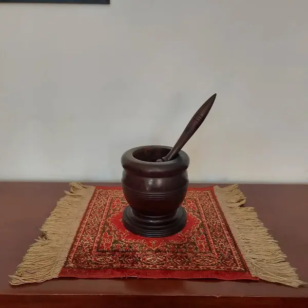 Foto de um(a) Pilão antigo em madeira, da categoria de Outros utensílios. Antigo pilão em madeira nobre. Medidas: altura 15 cm x diâmetro 13,5 cm. Mostrado de uma perspectiva diferente. Vendido no marketplace Trésors.