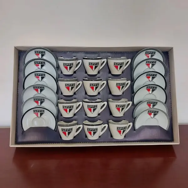Foto de um(a) Conjunto de café São Paulo SPFC, da categoria de Conjuntos de café e chá. Antigo e lindo conjunto de café com 12 xícaras e 12 pires na caixa sem uso Medidas: Xícaras altura 5 cm x 6 cm de... Mostrado de uma perspectiva diferente. Vendido no marketplace Trésors.