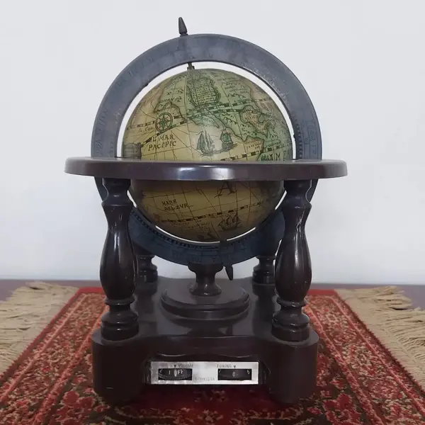 Foto de um(a) Rádio antigo formato mapa mundi, da categoria de Rádios e sintonizadores. Rádio no formato de mapa mundi (globo terrestre) em plástico rígido, funcionamento a pilha. Medidas: altura 22 cm x diametro... Mostrado de uma perspectiva diferente. Vendido no marketplace Trésors.