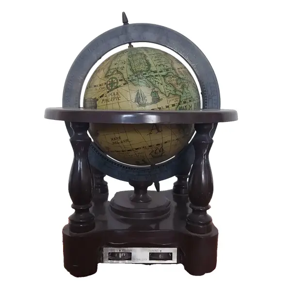 Foto de um(a) Rádio antigo formato mapa mundi, da categoria de Rádios e sintonizadores. Rádio no formato de mapa mundi (globo terrestre) em plástico rígido, funcionamento a pilha. Medidas: altura 22 cm x diametro... Vendido no marketplace Trésors.