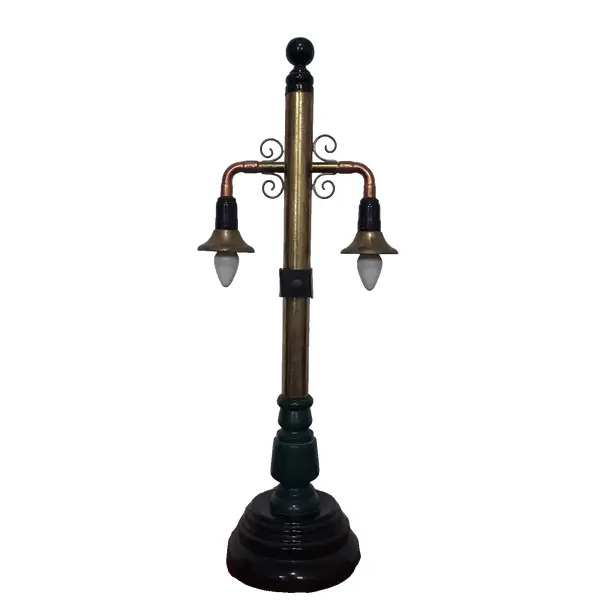 Foto de um(a) Abajur formato poste de rua, da categoria de Abajures. Abajur representando poste antigo com duas lâmpadas, placa praça da árvore. Medidas: altura 48 cm x largura 19 cm x base 12... Vendido no marketplace Trésors.