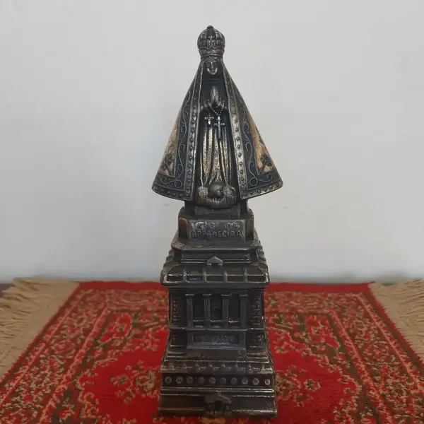 Foto de um(a) Imagem Nossa Senhora Aparecida em metal, da categoria de Objetos religiosos e espirituais. Antiga e linda imagem de Nossa Senhora Aparecida em metal. Medidas: altura 23 cm x largura 8,5 cm. Mostrado de uma perspectiva diferente. Vendido no marketplace Trésors.