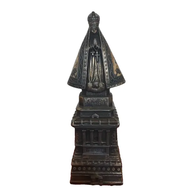 Foto de um(a) Imagem Nossa Senhora Aparecida em metal, da categoria de Objetos religiosos e espirituais. Antiga e linda imagem de Nossa Senhora Aparecida em metal. Medidas: altura 23 cm x largura 8,5 cm. Vendido no marketplace Trésors.