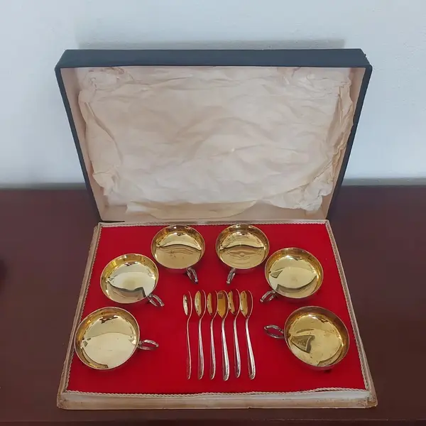 Foto de um(a) Conjunto sobremesa Bel Prata, da categoria de Conjuntos de servir. Antigo e lindo conjunto para sobremesa, Bel Prata, com detalhes em banho dourado,composto de 6 tacinhas e 6 colheres... Mostrado de uma perspectiva diferente. Vendido no marketplace Trésors.