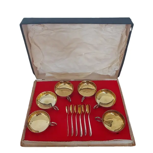 Foto de um(a) Conjunto sobremesa Bel Prata, da categoria de Conjuntos de servir. Antigo e lindo conjunto para sobremesa, Bel Prata, com detalhes em banho dourado,composto de 6 tacinhas e 6 colheres... Vendido no marketplace Trésors.