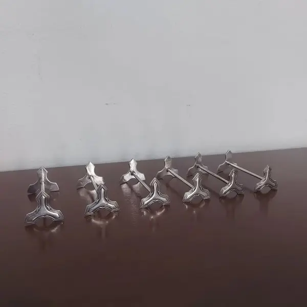Foto de um(a) Conjunto com 06 descansa talheres Wolff, da categoria de Outros utensílios. WOLFF jogo 6 descansos de talheres espessurados a prata. Medida: 7,5 cm. Mostrado de uma perspectiva diferente. Vendido no marketplace Trésors.