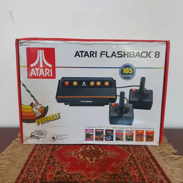 Foto de um(a) Console Atari Flashback 8, da categoria de Videogames e jogos de fliperama. Console Atari Flashback 8 Classic Game com 105 Jogos Atari. Mostrado de uma perspectiva diferente. Vendido no marketplace Trésors.