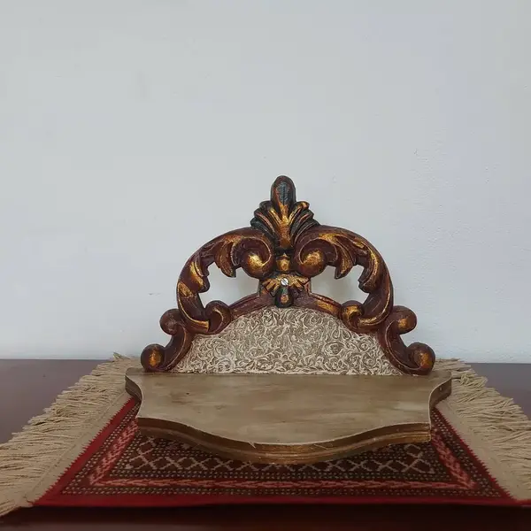 Foto de um(a) Peanha em madeira, da categoria de Objetos de parede. Peanha de madeira com belos entalhes na cor dourada e branco, peça da cidade de Campanha - MG datada 07/2003. Medidas:... Mostrado de uma perspectiva diferente. Vendido no marketplace Trésors.