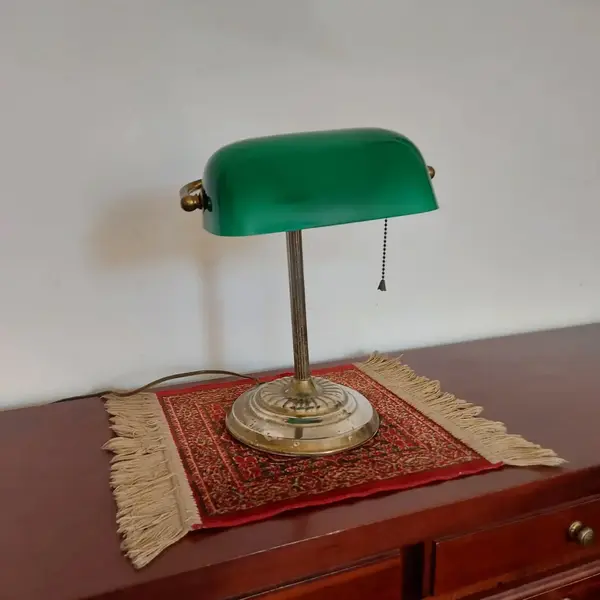 Foto de um(a) Luminária de mesa modelo Banker, da categoria de Abajures. Antiga luminária de mesa modelo BANKER para ambientes de leitura, escritório ou decoração com cúpula em vidro verde.... Mostrado de uma perspectiva diferente. Vendido no marketplace Trésors.