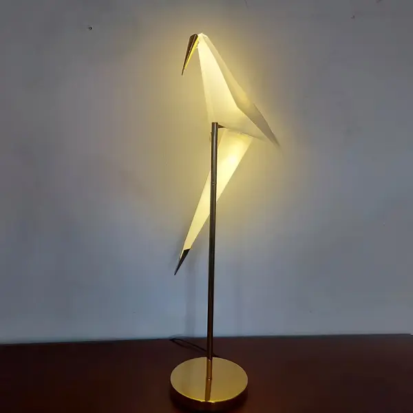 Foto de um(a) Luminária de mesa perch pássaro origami, da categoria de Abajures. Linda luminária de mesa perch pássaro origami estilo moooi led, queridinha do salão de Milão luminária perch, inspirada nos... Mostrado de uma perspectiva diferente. Vendido no marketplace Trésors.