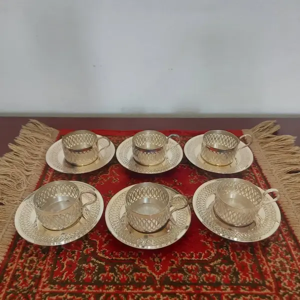 Foto de um(a) Conjunto porta xícaras prata 90, da categoria de Xícaras. Cristófoli - Antigo e lindo conjunto com 06 porta xícaras com pires em prata 90. Mostrado de uma perspectiva diferente. Vendido no marketplace Trésors.
