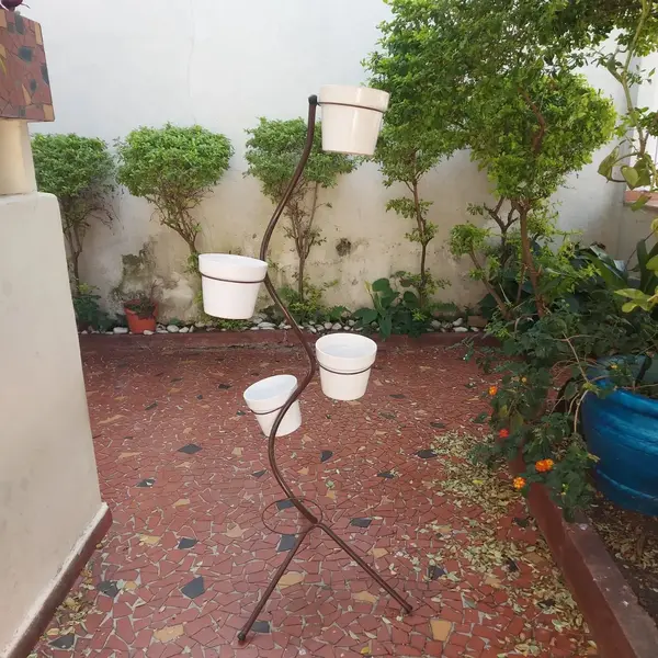 Foto de um(a) Floreira em ferro, da categoria de Móveis para jardim. Antiga floreira de canto em ferro com 5 suportes. Acompanha 4 vasos de porcelana e 1 vaso de cerâmica (perfeito para montar... Mostrado de uma perspectiva diferente. Vendido no marketplace Trésors.