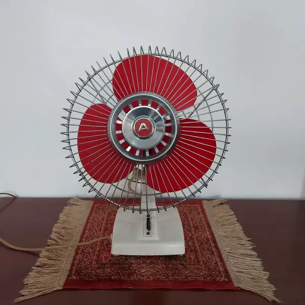 Foto de um(a) Ventilador antigo Arno anos 60, da categoria de Eletrodomésticos. Antigo e lindo ventilador da Arno década de 60, duas velocidades, 220 volts. Mostrado de uma perspectiva diferente. Vendido no marketplace Trésors.