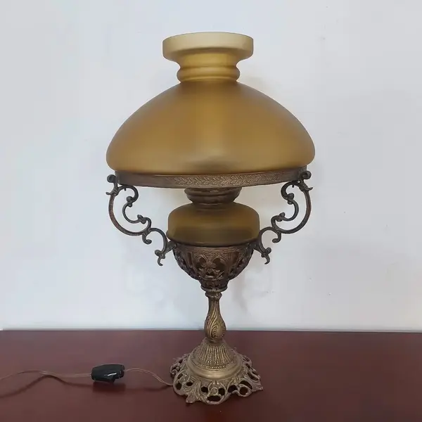 Foto de um(a) Abajur em bronze, da categoria de Abajures. Belissimo grandioso e antigo abajur em bronze com belos detalhes e lindas cúpulas na cor âmbar fosca e âmbar... Mostrado de uma perspectiva diferente. Vendido no marketplace Trésors.