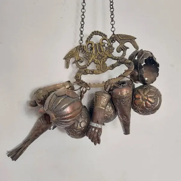 Foto de um(a) Penca de balangandã baiana em metal, da categoria de Objetos religiosos e espirituais. Antiga penca de balangandã baiana em metal com nove balangandãs diversos. O balangandã é um objeto de significado ritual... Mostrado de uma perspectiva diferente. Vendido no marketplace Trésors.