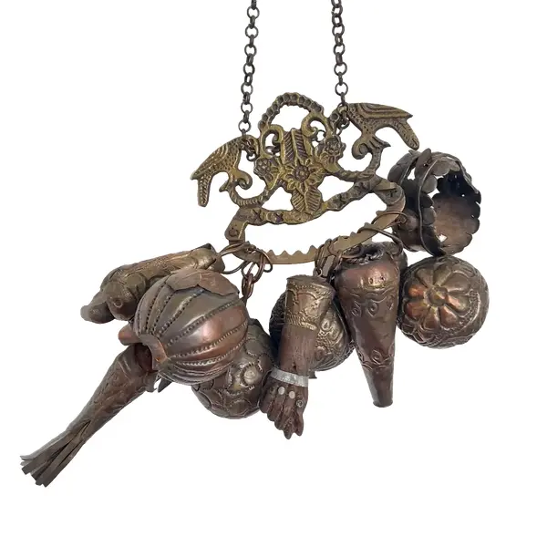 Foto de um(a) Penca de balangandã baiana em metal, da categoria de Objetos religiosos e espirituais. Antiga penca de balangandã baiana em metal com nove balangandãs diversos. O balangandã é um objeto de significado ritual... Vendido no marketplace Trésors.