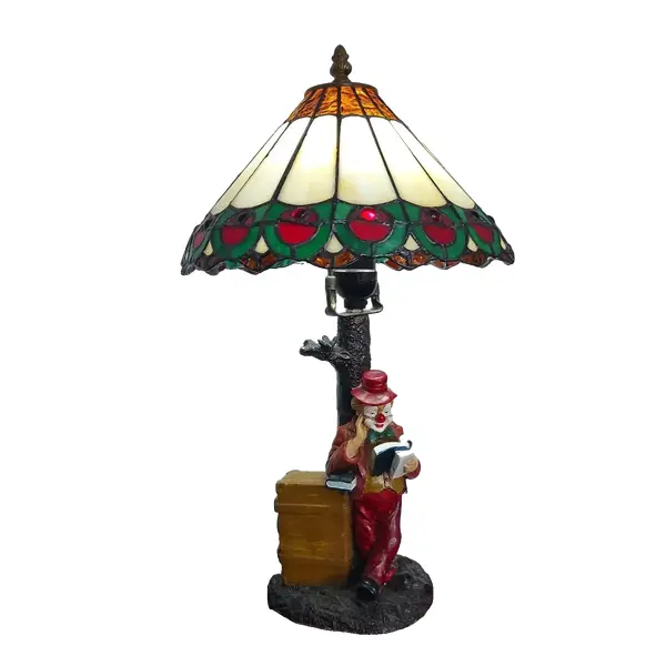 Foto de um(a) Abajur estilo Tiffany com escultura de palhaço, da categoria de Abajures. Bellisimo abajur estilo Tiffany com escultura de palhaço lendo livro. Medidas: altura 48 cm x diâmetro cúpula 28 cm x base... Vendido no marketplace Trésors.