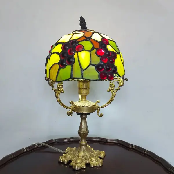 Foto de um(a) Abajur opalina e bronze, da categoria de Abajures. Lindo abajur opalina de bronze pintado de dourado, com cúpula estilo tiffany. Medidas: Altura 38 cm x diâmetro cúpula 20 cm... Mostrado de uma perspectiva diferente. Vendido no marketplace Trésors.