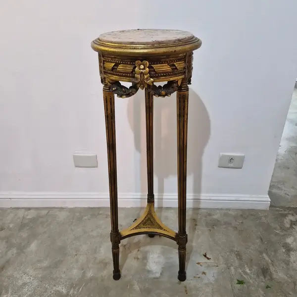 Foto de um(a) Coluna madeira e mármore, da categoria de Floreira de parede. Bellissima coluna / cantoneira apoiada em 3 pés com entalhes florais , acabamento dourado com base de mármore rosa Medidas :... Mostrado de uma perspectiva diferente. Vendido no marketplace Trésors.