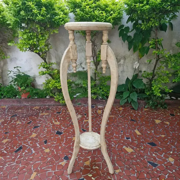 Foto de um(a) Floreira em madeira nobre com pátina, da categoria de Móveis para jardim. Linda floreira em madeira nobre com pátina imitando marmore. Medidas : altura 1,06 cm x largura 36 cm x base 30 cm. Mostrado de uma perspectiva diferente. Vendido no marketplace Trésors.