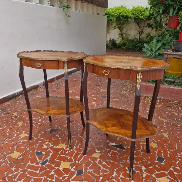 Foto de um(a) Mesa lateral em madeira nobre, da categoria de Mesas laterais. Belissimas mesinhas laterais em madeira nobre, estilo francês Luiz XV, com 2 estágios, pernas recurvas terminadas em bronze,... Mostrado de uma perspectiva diferente. Vendido no marketplace Trésors.
