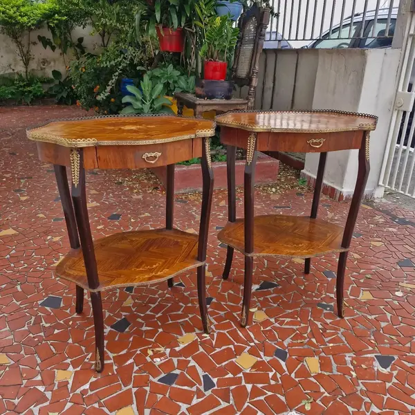 Foto de um(a) Mesa lateral em madeira nobre, da categoria de Mesas laterais. Belissimas mesinhas laterais em madeira nobre, estilo francês Luiz XV, com 2 estágios, pernas recurvas terminadas em bronze,... Mostrado de uma perspectiva diferente. Vendido no marketplace Trésors.
