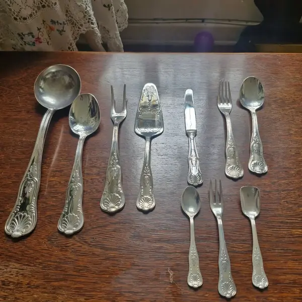 Foto de um(a) Faqueiro italiano 76 pçs, da categoria de Faqueiros / Jogo de talheres. Belíssimo faqueiro Italiano completo e sem uso, com belos detalhes, 76 peças (Italy ARG. 800) Contém:12 facas12 colheres12... Mostrado de uma perspectiva diferente. Vendido no marketplace Trésors.