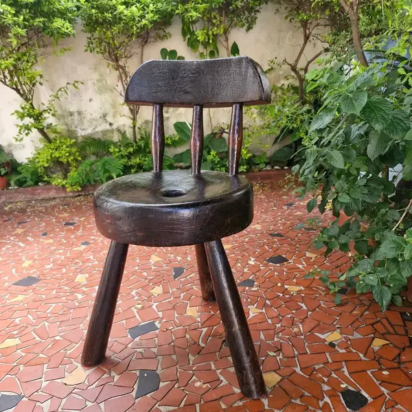 Foto de um(a) Cadeira caipira em madeira maciça, da categoria de Cadeiras, bancos e banquetas. Cadeira caipira esculpida em madeira maciça, assento redondo três pés roliços e inclinados, encosto formado por três barras... Mostrado de uma perspectiva diferente. Vendido no marketplace Trésors.