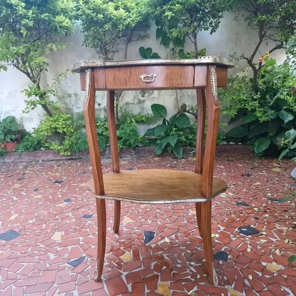 Foto de um(a) Mesa de canto em madeira, da categoria de Mesas laterais. Mesinha de canto decorativa com 2 níveis e uma gaveta. Arrematada por detalhes em bronze.(mesinha restaurada) Medidas :... Mostrado de uma perspectiva diferente. Vendido no marketplace Trésors.