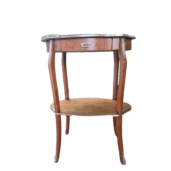 Foto de um(a) Mesa de canto em madeira, da categoria de Mesas laterais. Mesinha de canto decorativa com 2 níveis e uma gaveta. Arrematada por detalhes em bronze.(mesinha restaurada) Medidas :... Vendido no marketplace Trésors.