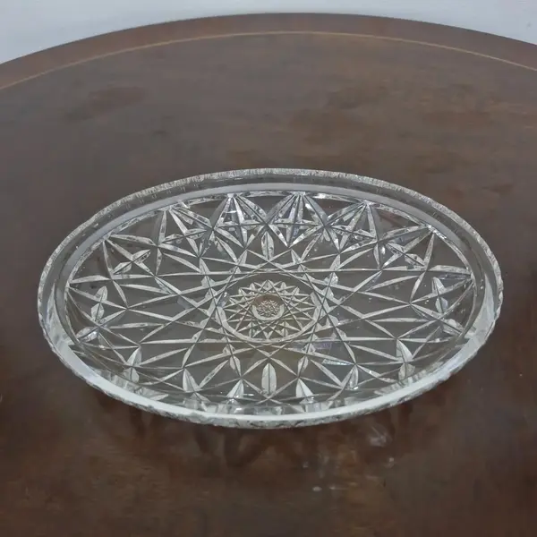 Foto de um(a) Petisqueira cristal lapidado, da categoria de Utensílios de servir. Elegante e sofisticada petisqueira, adequada para ocasiões especiais. Ideal para servir queijos, frutas, azeitonas e outros... Mostrado de uma perspectiva diferente. Vendido no marketplace Trésors.