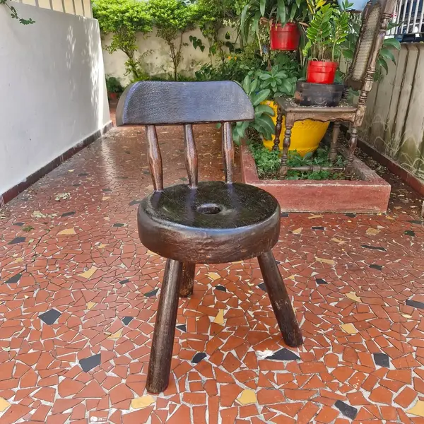 Foto de um(a) Cadeira caipira em madeira maciça, da categoria de Cadeiras, bancos e banquetas. Cadeira caipira esculpida em madeira maciça, assento redondo três pés roliços e inclinados, encosto formado por três barras... Mostrado de uma perspectiva diferente. Vendido no marketplace Trésors.