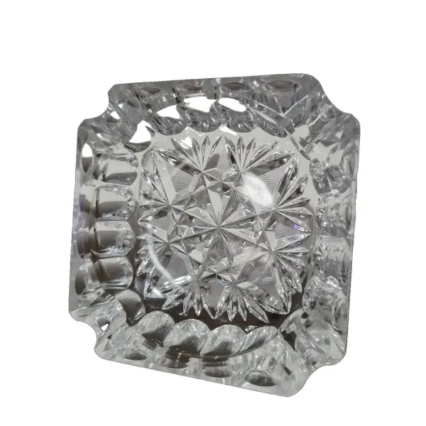 Foto de um(a) Cinzeiro em cristal, da categoria de Cinzeiros. Antigo cinzeiro em cristal translúcido ricamente lapidado. Valor individual! Medidas: 14 cm x 14 cm. Vendido no marketplace Trésors.