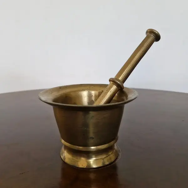 Foto de um(a) Almofariz com pilão, da categoria de Jarros. Almofariz com seu pilao, peça ultilizada para triturar, moer e esmagar , preparar temperos, pastas, ervas, especiarias ,... Mostrado de uma perspectiva diferente. Vendido no marketplace Trésors.