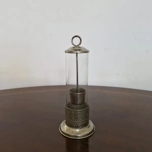Foto de um(a) Antigo paliteiro em metal, da categoria de Paliteiros. Antigo paliteiro em metal com detalhes em cristal. Medidas : altura 14,5 cm x base 5,5 cm. Mostrado de uma perspectiva diferente. Vendido no marketplace Trésors.