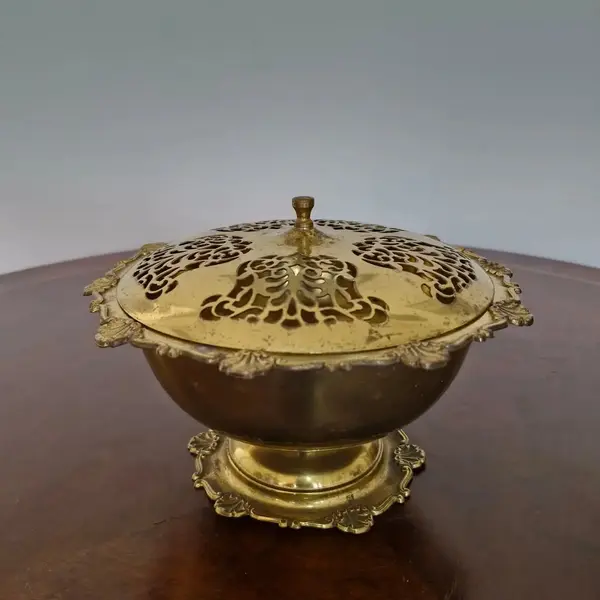 Foto de um(a) Antigo centro de mesa/bomboniere em metal, da categoria de Centro de mesa. Antigo centro de mesa / bomboniere em metal vazado dourado. Medidas : diâmetro 23 cm x altura 14 cm. Mostrado de uma perspectiva diferente. Vendido no marketplace Trésors.
